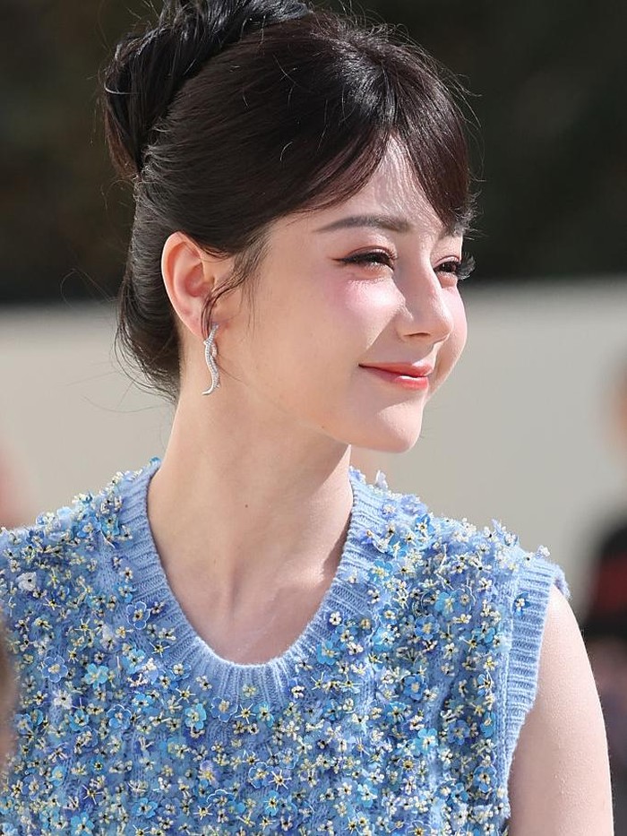 Dilraba Dilmurat menghadiri fashion show Dior di Paris Fashion Week 2025. Corbis via Getty Images/Stephane Cardinale