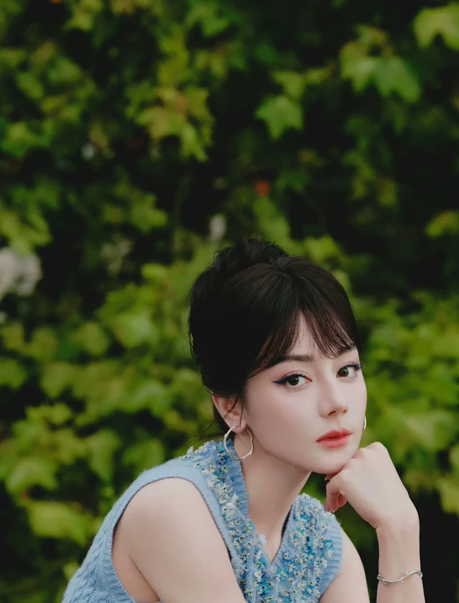 Dilraba Dilmurat tampil memukau dengan gaya rambut sanggul ala Audrey Hepburn.  Foto: Dok. Dilrabas Studio