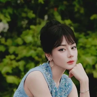 Dilraba Dilmurat tampil memukau dengan gaya rambut sanggul ala Audrey Hepburn.  Foto: Dok. Dilrabas Studio