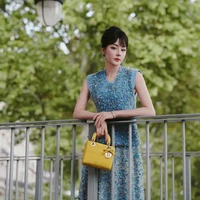 Tas Lady Dior berwarna kuning lemon melengkapi penampilannya dan tampak kontras dengan busananya yang serba biru. Foto: Dok. Dilrabas Studio