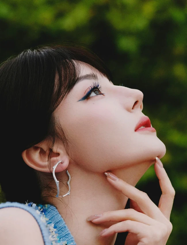 Sedangkan untuk makeup, aktris 33 tahun keturunan Uyghur ini tampil dengan riasan soft glam yang menonjolkan wajah mulusnya. Pulasan lipstik merah oranye semakin menonjolkan kecantikan Dilraba. Foto: Dok. Dilrabas Studio