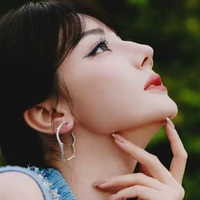 Sedangkan untuk makeup, aktris 33 tahun keturunan Uyghur ini tampil dengan riasan soft glam yang menonjolkan wajah mulusnya. Pulasan lipstik merah oranye semakin menonjolkan kecantikan Dilraba. Foto: Dok. Dilrabas Studio