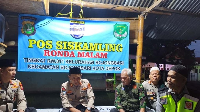 Direktorat Binmas Polda Metro Jaya melakukan kegiatan pengecekan Pos Satkamling di Bojongsari, Kota Depok. (dok. ist)