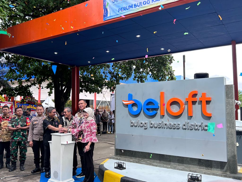 Direktur Utama Perum Bulog, Ahmad Rizal Ramdhani saat meresmikan kawasan bisnis Bulog: Beloft di Kelapa Gading, Jakarta Utara, Kamis (2/10/2025). (CNBC Indonesia/Martyasari Rizky)