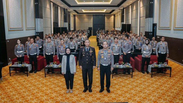 Dirlantas Polda Jatim Kombes Iwan Saktiadi saat memberikan arahan