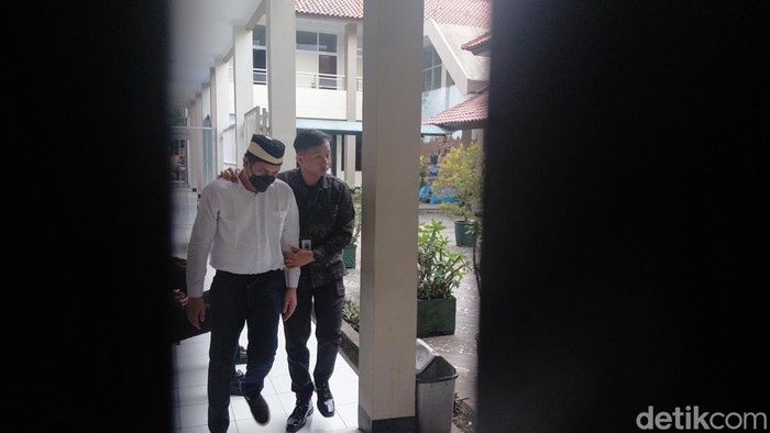 Dokter Iril usai sidang di PN Garut