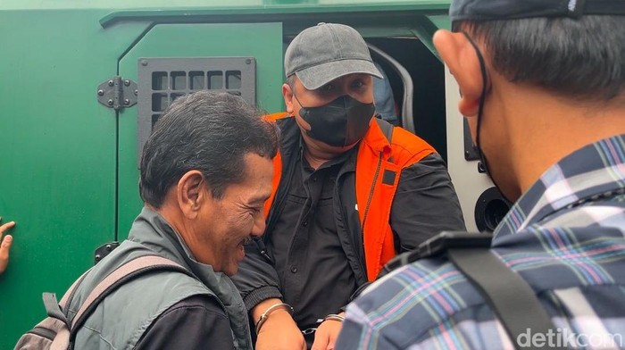 Eks Kadis PUPR Sumut Topan Ginting saat tiba di PN Medan (Nizar Aldi/detikcom)