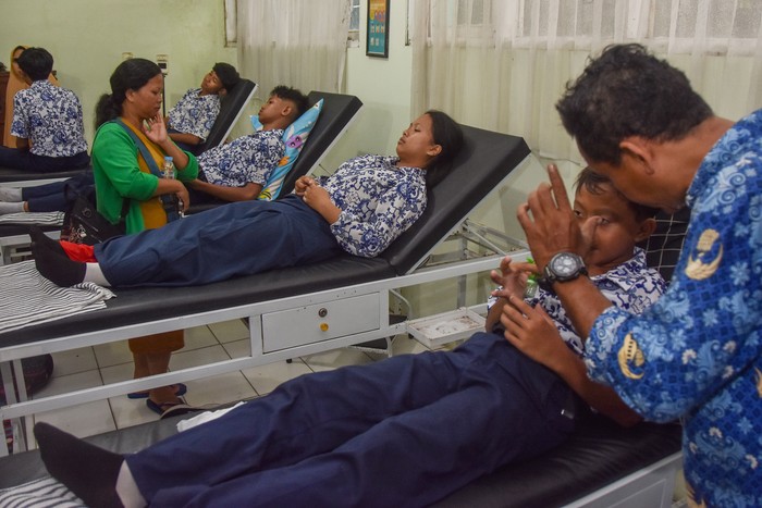 Siswa korban keracunan makan bergizi gratis (MBG) menjallani perawatan di ruang UKS SMP Negeri 3 Kota Banjar, Jawa Barat, Rabu (1/10/2025). Dinas Kesehatan Kota Banjar mengevakuasi siswa yang diduga keracunan MBG untuk dilakukan penangan dan perawatan di rumah sakit RSU Banjar Patroman, RSUD Banjar, dan Mitra Idaman. ANTARA FOTO/Adeng Bustomi