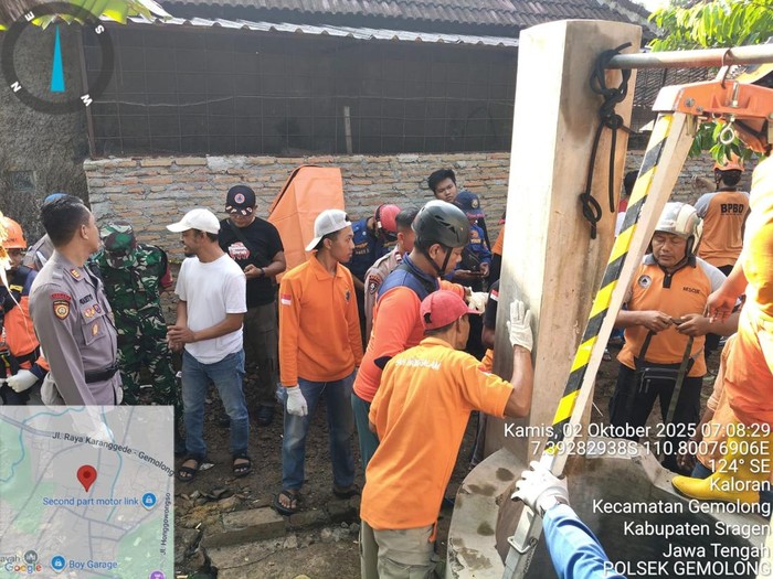 Evakuasi nenek yang tercebur sumur di Gemolong, Sragen, Kamis (2/10/2025).
