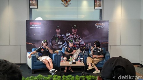 Fabio Quartararo bersama Alex Rins saat konferensi di Kota Mataram, Rabu sore (1/10/2025).