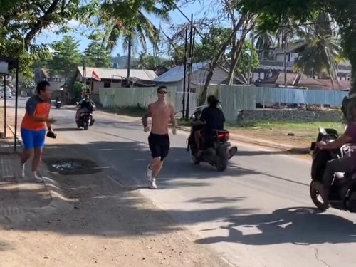 Fabio Quartararo, pembalap Monster Energy Yamaha tengah asyik jogging di sekitar Jalan Mandalika, Lombok Tengah, pagi ini, Kamis (2/10/2025). (Tangkapan layar video Instagram @eko.adhy.saputro via @media.lombok1)