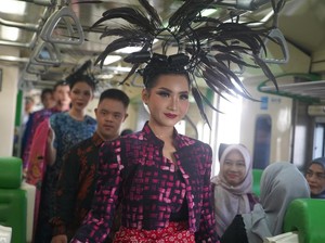Rayakan Hari Batik Nasional, KAI Hadirkan Peragaan Busana di atas Kereta