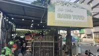 Punya banyak cabang, salah satu yang paling ramai berlokasi di Sate Taichan Bang Yoyo Jalan Tebet Barat Raya No.52, Tebet, Jakarta Selatan. Sate taichan kulit yang dibanderol Rp 3.000 per tusuk jadi andalan di sini. Foto: Google Review