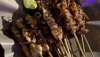 Sate Taichan Novita cocok menjadi pilihan jika ingin makan sate taichan di bilangan Senayan. Selain daging yang juicy, tusukan sate kulitnya juga diakui lezat oleh pelanggan setianya. Foto: Google Review