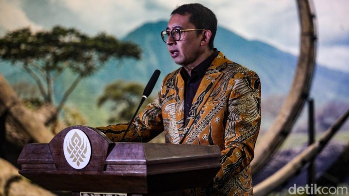 Menbud Fadli Zon menyampaikan pengembalian fosil prasejarah koleksi Eugene Dubois di Museum Nasional Indonesia, Jakarta, Kamis (2/10/2025). Fosil ini mencakup Homo erectus atau Java Man. Koleksi ini selama lebih dari satu abad tersimpan di Belanda sejak dibawa pada masa kolonial.
