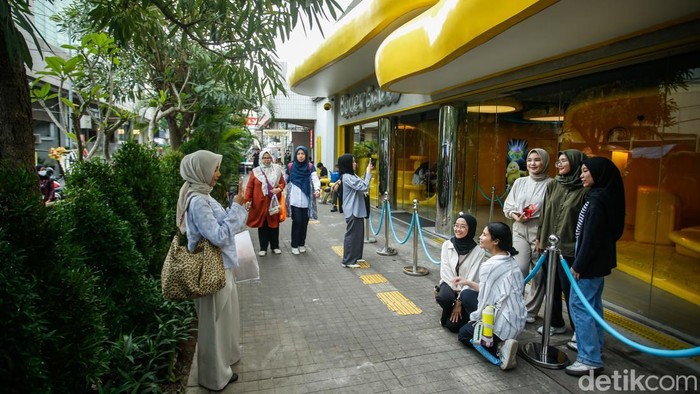 Gang Viral di Blok M jadi tujuan baru pencinta kuliner dan konten foto. Spot warna-warni dan jajanan unik bikin tempat ini cepat naik daun.