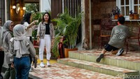 Beberapa kios bahkan menjual pakaian dan aksesori. 