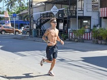 Gaya Fabio Quartararo Telanjang Dada Lari Pagi di Mandalika