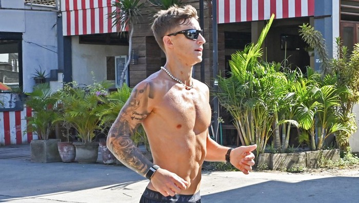 Gaya Fabio Quartararo Telanjang Dada Lari Pagi di Mandalika Pembalap Tim Monster Energy Yamaha Fabio Quartararo berlari di jalanan Desa Kuta, Mandalika, Lombok Tengah, NTB, Kamis (2/10/2025). Ajang balapan MotoGP seri ke 18 bertajuk Pertamina Grand Prix of Indonesia akan berlangsung pada 3-5 Oktober 2025. ANTARA FOTO/Ahmad Subaidi/bar