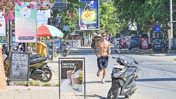 Pembalap Tim Monster Energy Yamaha Fabio Quartararo berlari di jalanan Desa Kuta, Mandalika, Lombok Tengah, NTB, Kamis (2/10/2025). Ajang balapan MotoGP seri ke 18 bertajuk Pertamina Grand Prix of Indonesia akan berlangsung pada 3-5 Oktober 2025. ANTARA FOTO/Ahmad Subaidi/bar