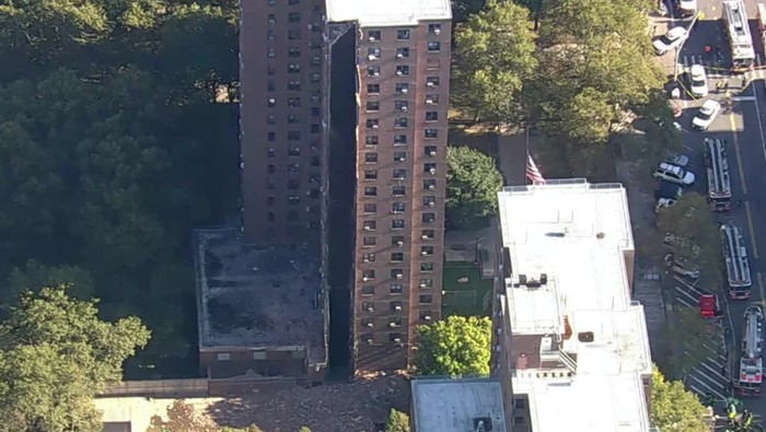 Gedung Mitchel Houses runtuh sebagian di Bronx.