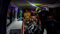Tim penyelamat membawa jenazah korban gempa ke dalam ambulans. Gempa susulan terus berlanjut sepanjang hari Rabu, sementara pihak berwenang mendirikan dapur umum keliling untuk ratusan pengungsi dan bergegas menyediakan listrik sementara menjelang malam. Foto: REUTERS/Eloisa Lopez