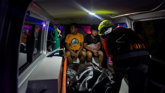 Rescuers carry a victim's body recovered from a damaged pension house in the aftermath of a magnitude 6.9 quake in Bogo, Cebu, Philippines, October 1, 2025. REUTERS/Eloisa Lopez REFILE - QUALITY REPEAT