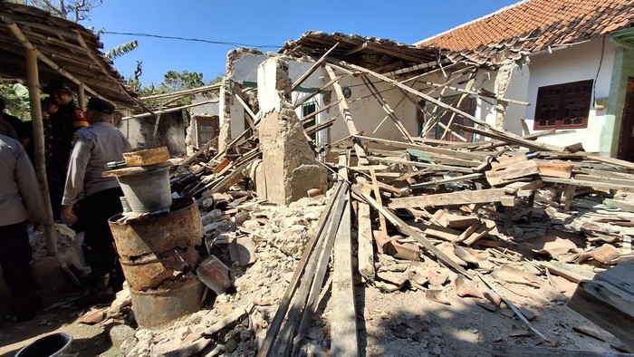 Ratusan rumah warga dan fasilitas umum di Sapudi Sumenep akibat gempa M 6,5