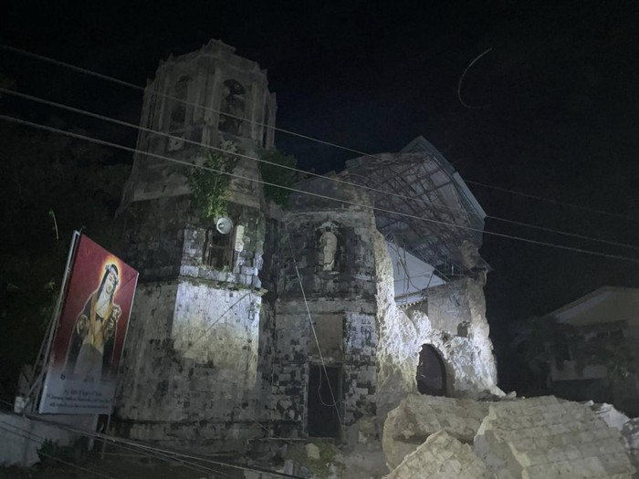 Gereja Santa Rosa de Lima rusak karena gempa