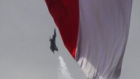 Pesawat tempur Sukhoi SU-27/30 melakukan manuver saat gladi demo udara di Jakarta, Rabu (1/10/2025). Gladi demo udara yang menampilkan sejumlah pesawat tempur TNI AU diantaranya F-16 Fighting Falcon, Sukhoi SU-27/30, T-50i Golden Eagle dan penampilan Jupiter Aerobatic Team tersebut dalam rangka persiapan HUT ke-80 TNI pada 5 Oktober 2025 yang dipusatkan di kawasan Monas. ANTARA FOTO/Wahyu Putro A