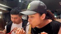 Saat berada di Jepang, pasangan yang dikaruniai 2 buah hati itu juga menikmati ramen lezat. Glenn dan Chelsea makan di sebuah restoran dan tampak menyukainya. Foto: Instagram/@chelseaolivia