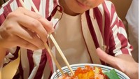 Glenn dan Chelsea tampak menyukai menu rice bowl dengan topping salmon dan ikura yang disajikan sebuah restoran. Begini momen mereka saat menikmatinya! Foto: Instagram/@chelseaolivia