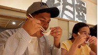 Tak hanya itu, Glenn dan Chelsea juga mengunjungi sebuah restoran yang menawarkan menu rice bowl. Menunya ada yang menyajikan unagi hingga irisan daging. Foto: Instagram/@chelseaolivia