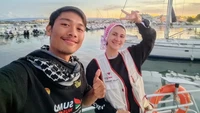 Wanda bersama Fathur Harits bertemu di Portopalo. Kapal Qomar yang dinaiki Fathur dari Tunisia bernasib sama dengan Kaiser, yang dinaiki Wanda. Akhirnya mereka sama-sama menaiki kapal Nusantara bersama 11 aktivis lainnya. Foto: Instagram @wandahamidahbsa/@turpatur_id