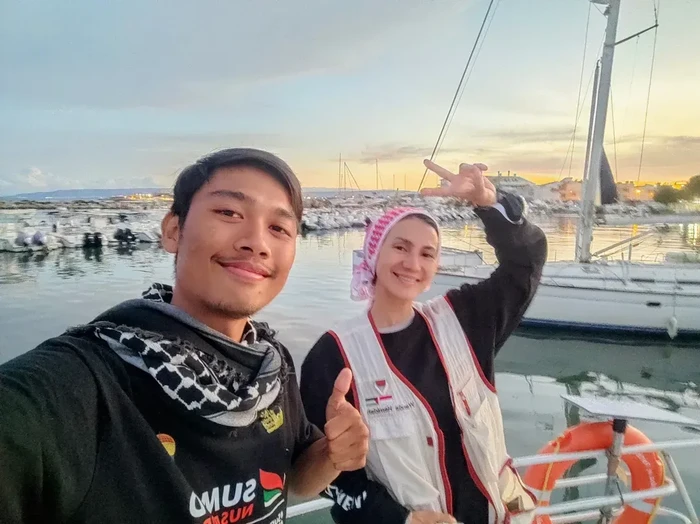 Wanda Hamidah, Ustaz Muhammad Husein, dan Fathur Harits, aktivis Indonesia yang berlayar ke Gaza dalam Global Sumud Flotilla.