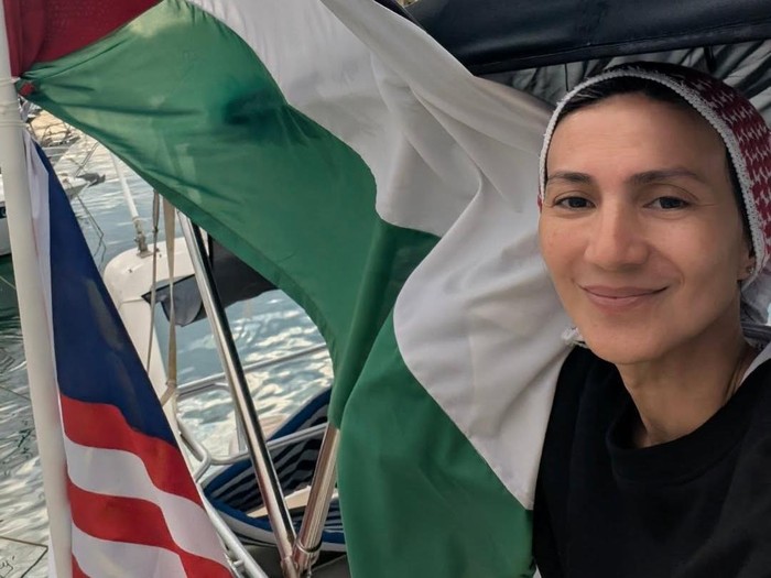 Wanda Hamidah, Ustaz Muhammad Husein, dan Fathur Harits, aktivis Indonesia yang berlayar ke Gaza dalam Global Sumud Flotilla.