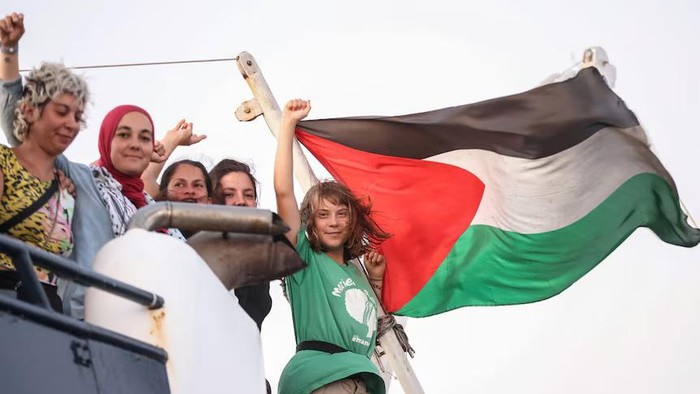 Greta Thunberg termasuk di antara mereka yang berada di armada kapal yang menuju Gaza untuk memberikan bantuan. (Reuters: Stefanos Rapanis)