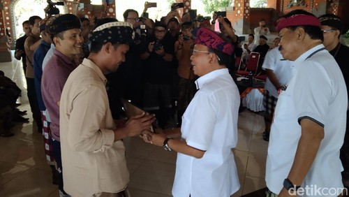 Gubernur Bali I Wayan Koster didampingi Wakil Bupati Tabanan I Made Dirga saat memberikan bantuan kepada korban banjir di Gedung Kesenian I Ketut Maria, Tabanan, Kamis (2/10/2025). (Krisna Pradipta)