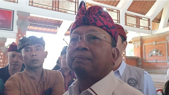 Gubernur Bali, Wayan Koster, memberikan keterangan pers seusai menyalurkan bantuan korban banjir di Gedung Kesenian I Ketut Maria, Tabanan, Kamis (2/10/2025). (Krisna Pradipta/detikBali)