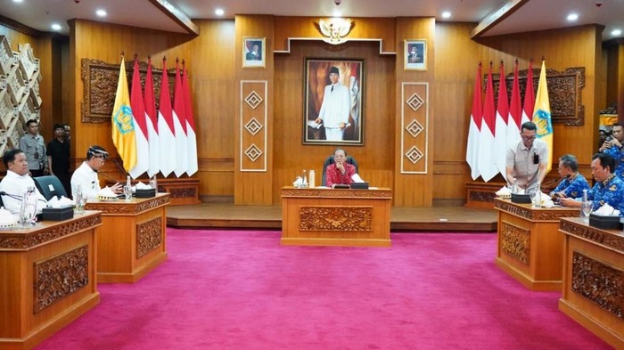 Gubernur Bali Wayan Koster memimpin rapat koordinasi di Jayasabha, Rabu (1/10/2025)