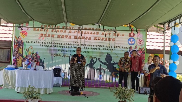 Gubernur NTT, Emanuel Melkiades Laka Lena, saat memberikan sambutan dalam perayaan HUT ke-6 SLBM Kota Radja, Kupang, NTT. (Simon Selly/detikBali)