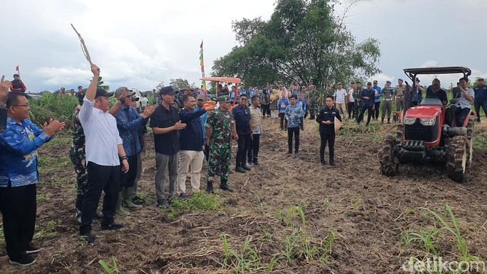Gubernur Sumsel Herman Deru saat meninjau cetak sawah di OKI.