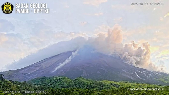 Guguran awan panas terjadi dua kali di Gunung Merapi, Kamis (2/10/2025) pagi.
