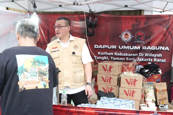 Kepala BAGUNA (Badan Penanggulangan Bencana) PDI Perjuangan DKI Jakarta Hardiyanto Kenneth Memberikan Pengarahan Kepada Relawan BAGUNA di Lokasi Kebakaran Tangki Jakarta Barat.
