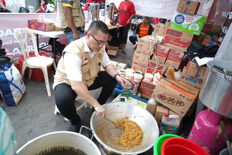 Kepala BAGUNA (Badan Penanggulangan Bencana) PDI Perjuangan DKI Jakarta Hardiyanto Kenneth Memberikan Pengarahan Kepada Relawan BAGUNA di Lokasi Kebakaran Tangki Jakarta Barat.
