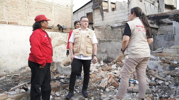 Kepala BAGUNA (Badan Penanggulangan Bencana) PDI Perjuangan DKI Jakarta Hardiyanto Kenneth Memberikan Pengarahan Kepada Relawan BAGUNA di Lokasi Kebakaran Tangki Jakarta Barat.