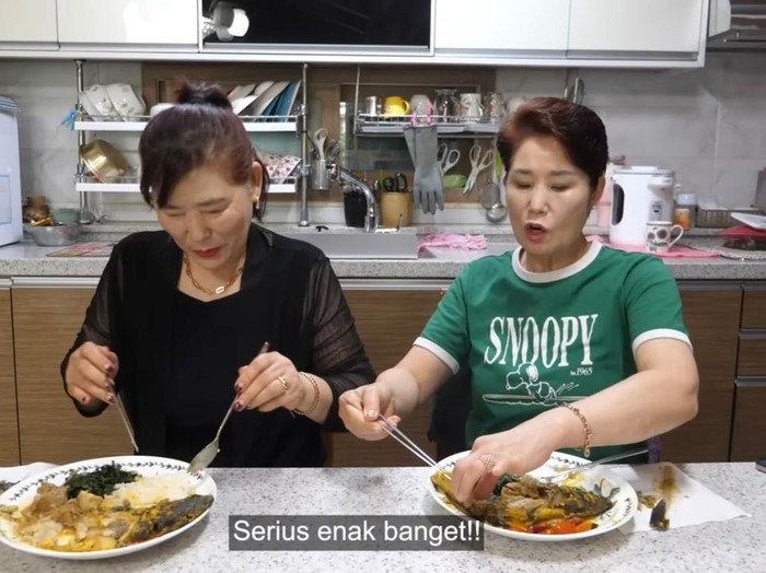 YouTuber Hari Jisun memasak mangut lele untuk keluarganya