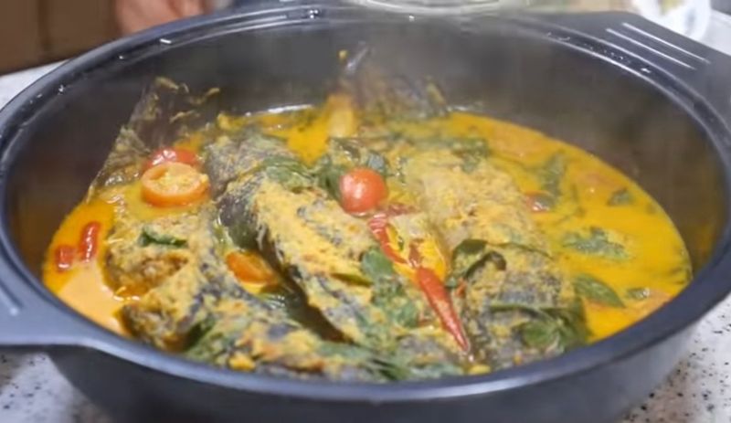 YouTuber Hari Jisun memasak mangut lele untuk keluarganya