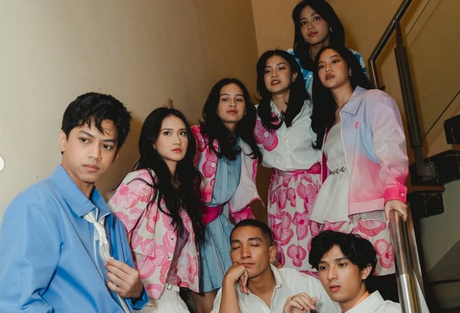 Diadaptasi dari film AADC (Ada Apa Dengan Cinta?), film musikal bertajuk Rangga & Cinta kini hadir lebih fresh dengan dibintangi para artis muda, seperti Harleyava Princy (Cinta) dan El Putra (Rangga). Tak hanya kedua karakter tersebut, penampilan para anggota geng Cinta di premier film juga tak kalah curi atensi. Foto: Instagram/@harleyavaprincy