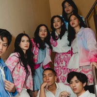 Diadaptasi dari film AADC (Ada Apa Dengan Cinta?), film musikal bertajuk Rangga & Cinta kini hadir lebih fresh dengan dibintangi para artis muda, seperti Harleyava Princy (Cinta) dan El Putra (Rangga). Tak hanya kedua karakter tersebut, penampilan para anggota geng Cinta di premier film juga tak kalah curi atensi. Foto: Instagram/@harleyavaprincy